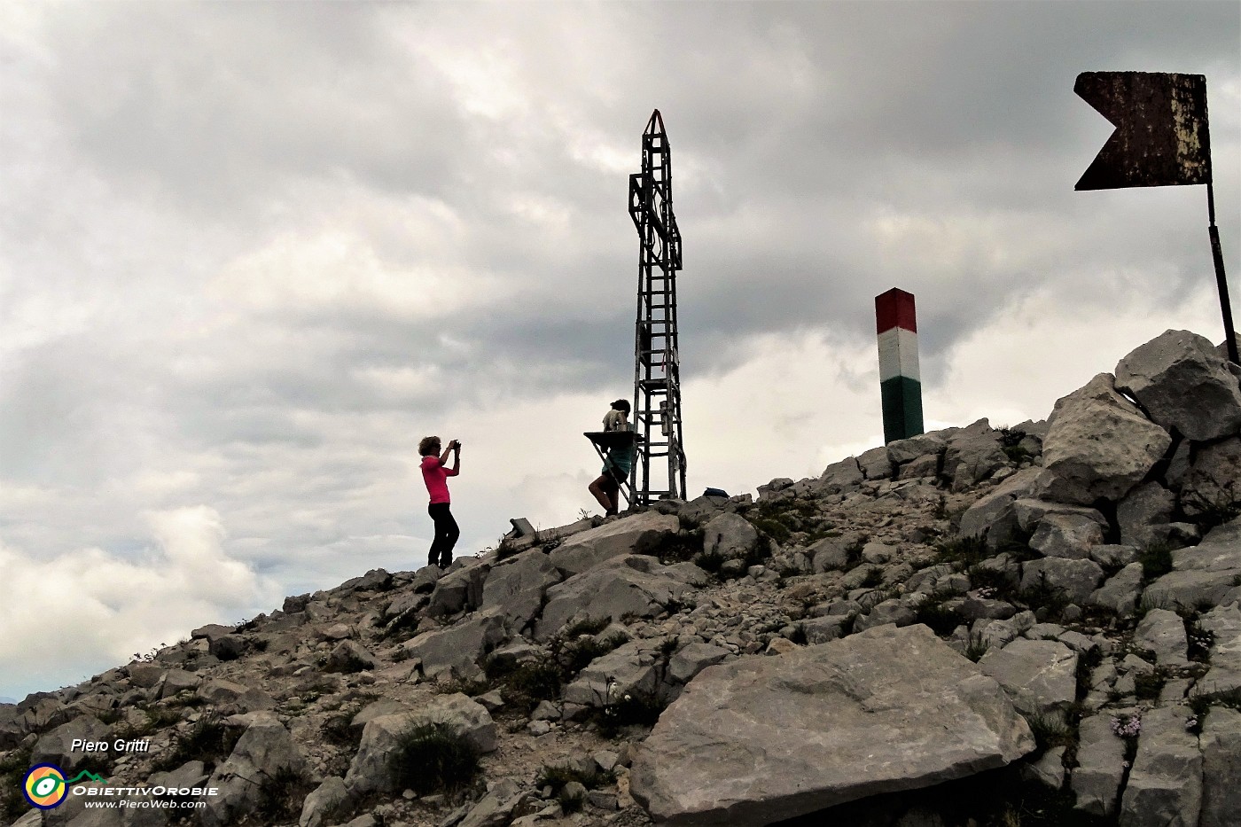 76 Alla croce di vetta del Pizzo Arera (2512 m).JPG